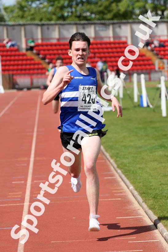 Mens under-17s 3000 metres, North Eastern Champs, Gateshead Stadium. Photo: David T. Hewitson/Sports for All Pics